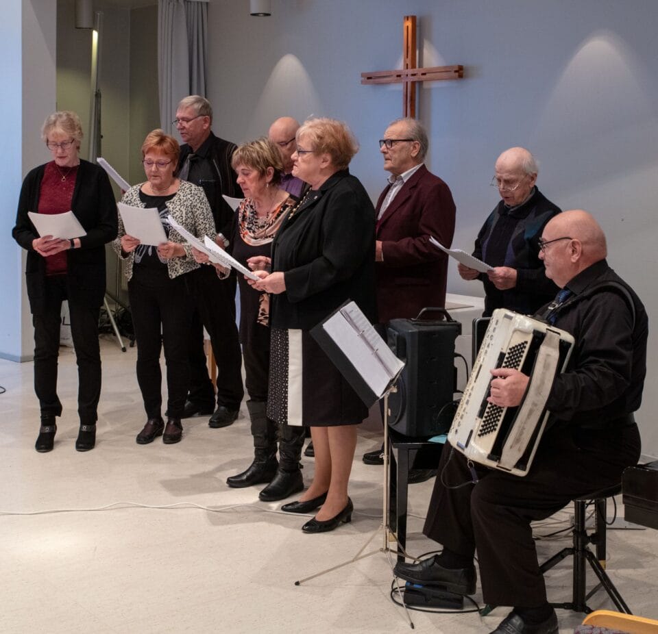 Lauluryhmä esiintyy