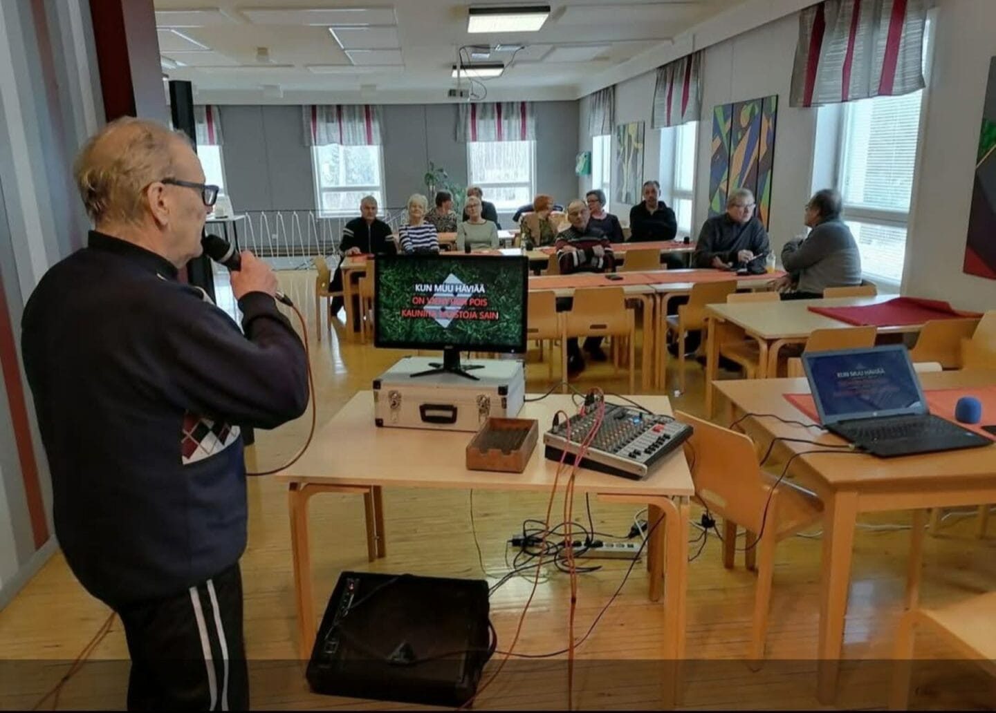 Laulaa karaoke ihmisiä