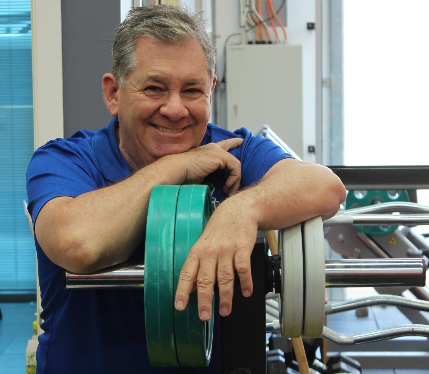 hymyilevä mies kuntosali