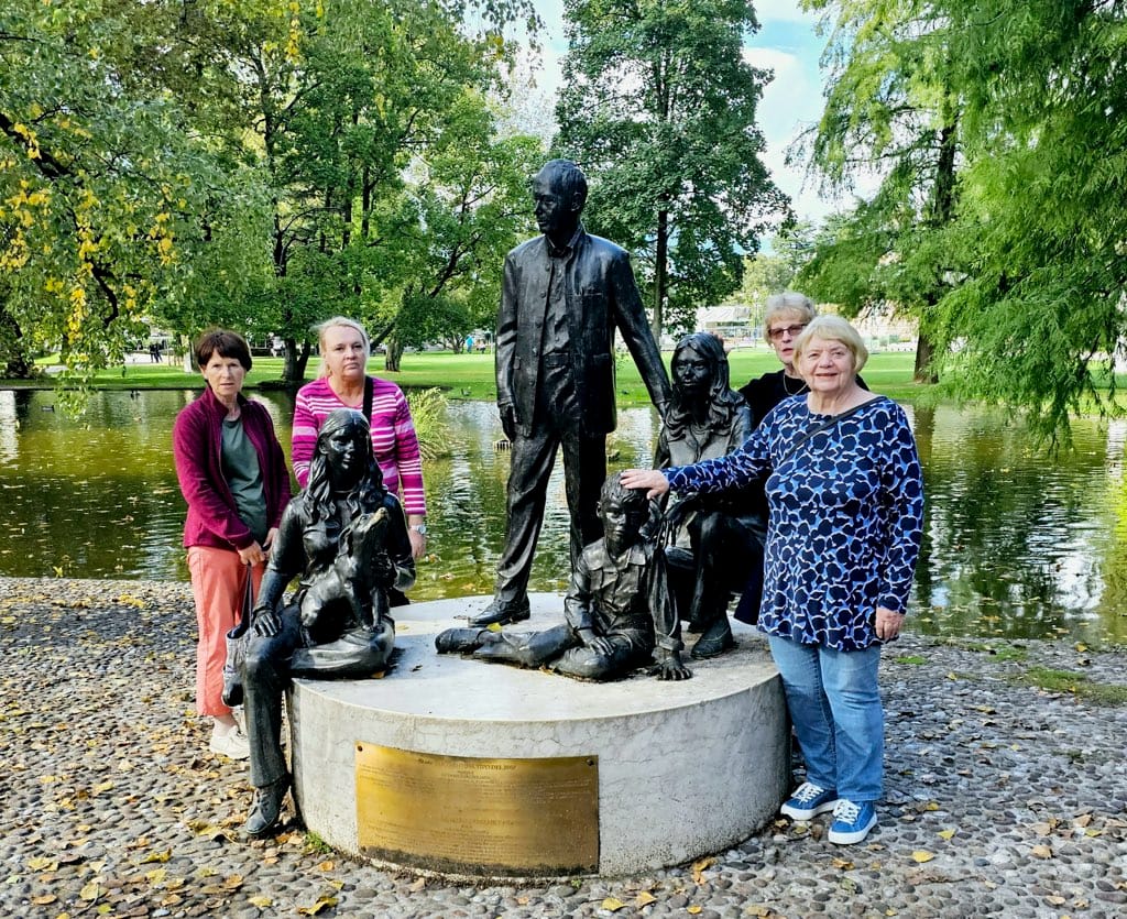 Naiset perhepatsaalla