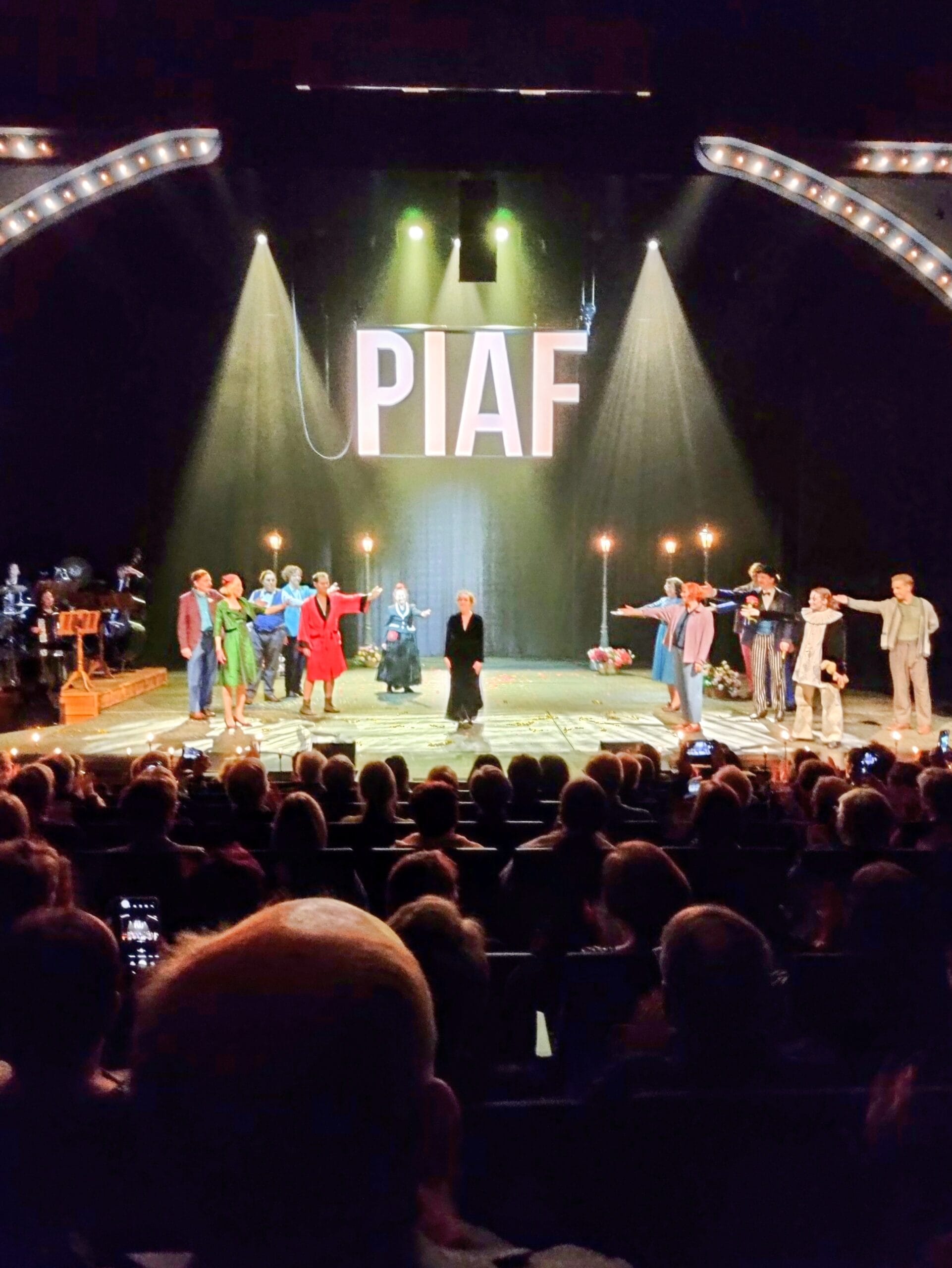 Edith Piaf musiikkinäytelmän näyttelijöiden loppukiitokset yleisölle