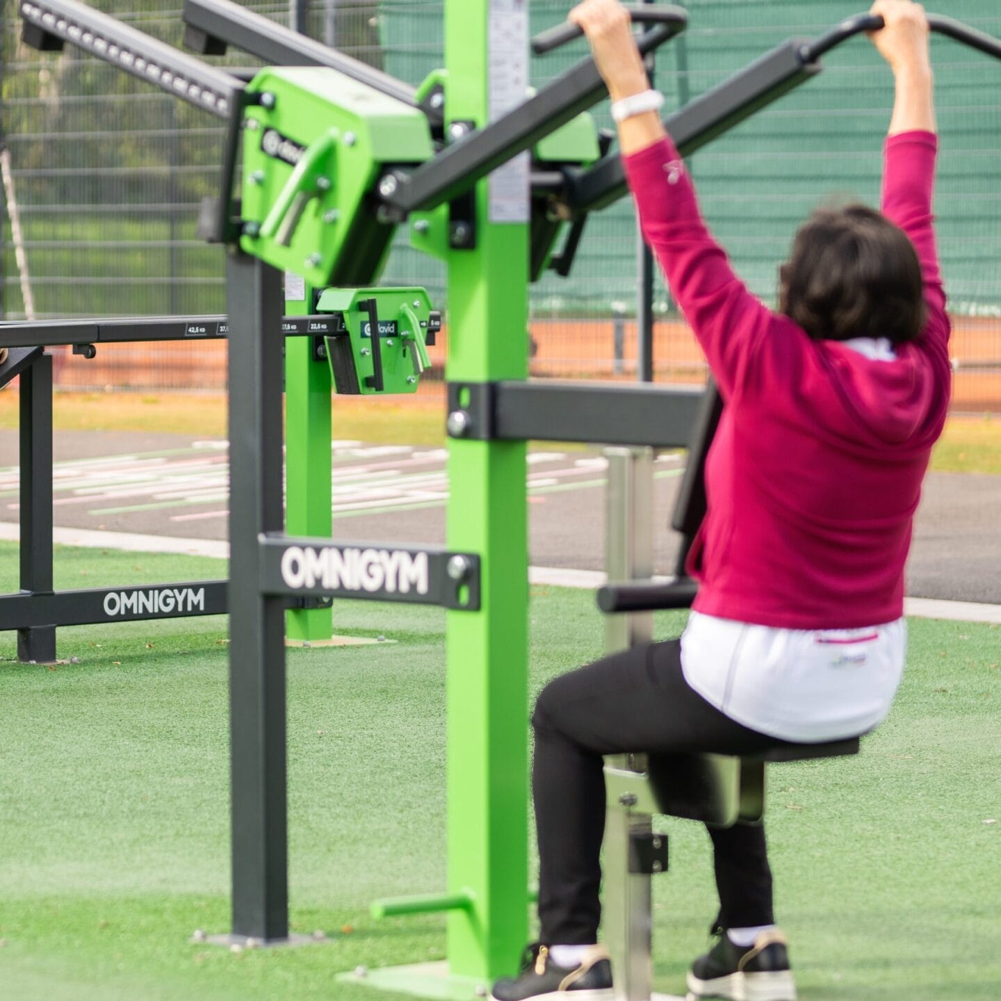 Nainen harrastaa kuntosaliliikuntaa