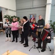 Yhdistyksen lauluryhmän vierailu palvelukodissa