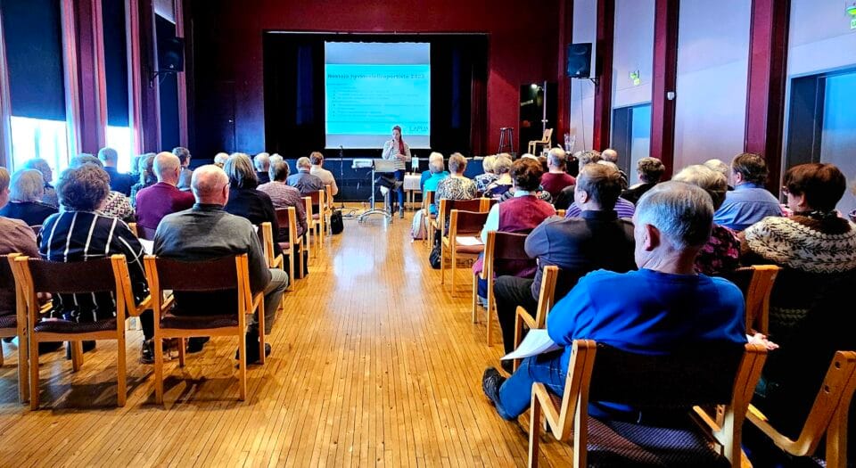 Jäentaapaamiseen saapuneet eläkeläiset kuuntelevat asiantuntija alustusta kiinnostavasta eiheesta