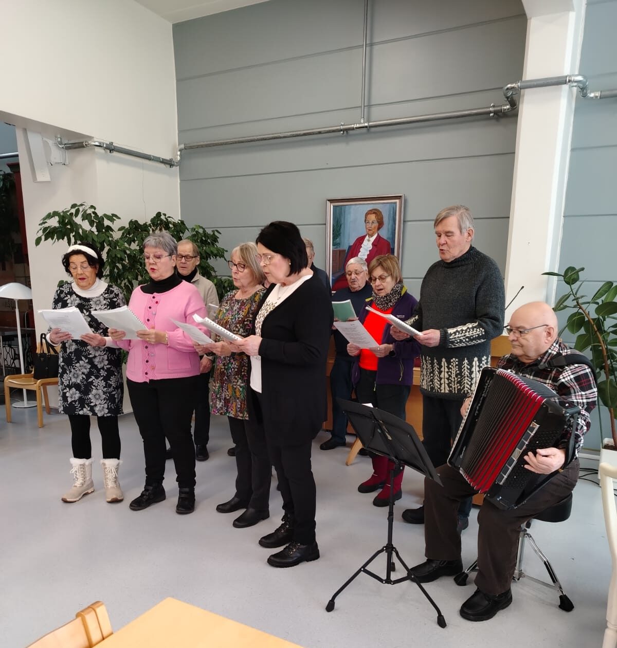 Lauluryhmä esiintyy palvelutalossa