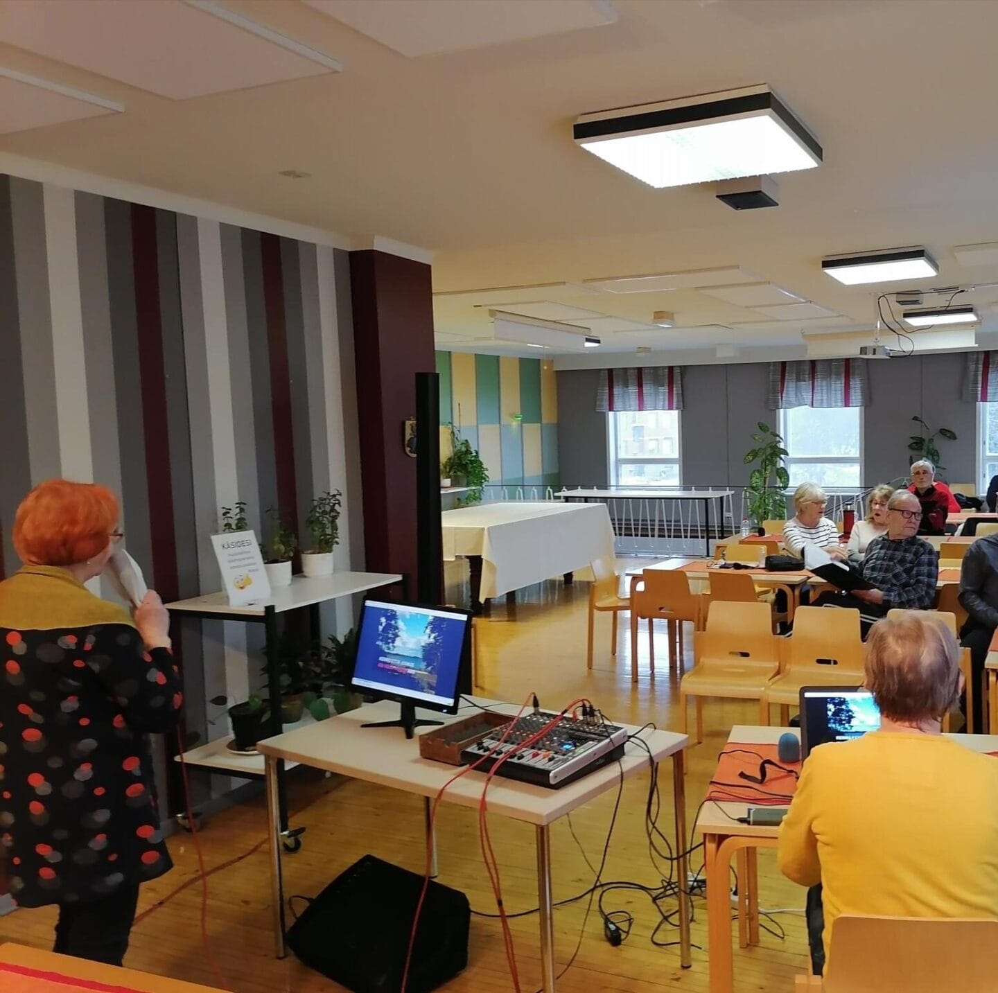 Karaokelaulajat harjoittelevat karaokekerhossa