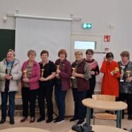 Boccian parikilpailuun osallistuneista naisia palkintoineen