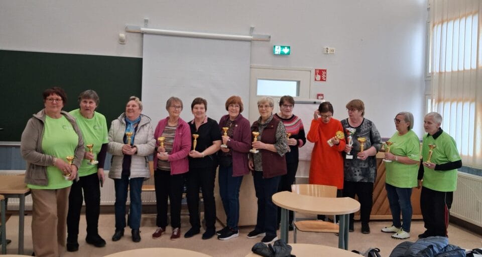 Boccian parikilpailuun osallistuneista naisia palkintoineen