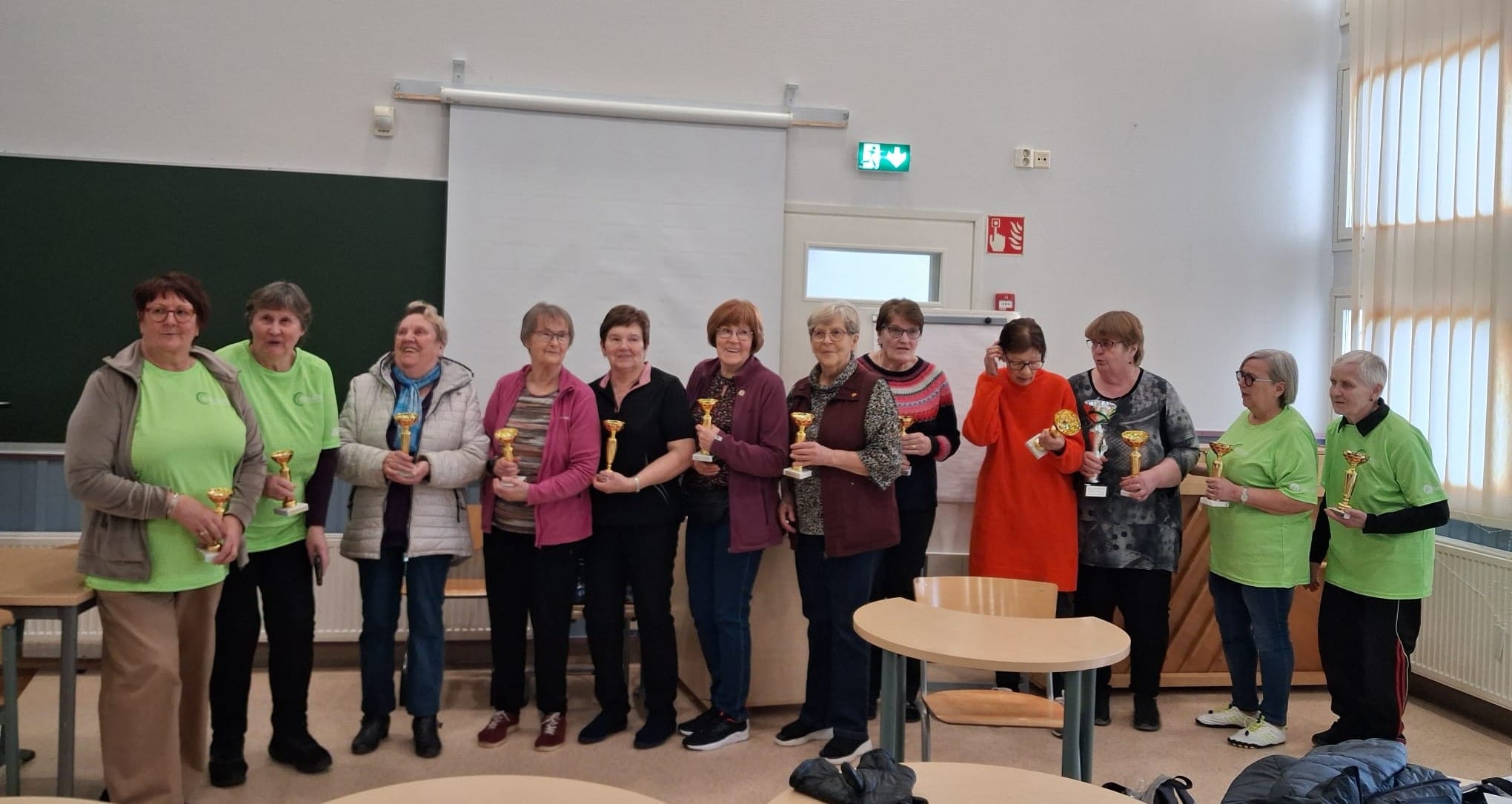 Boccian parikilpailuun osallistuneista naisia palkintoineen