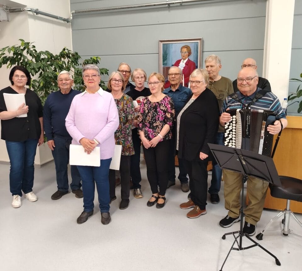 Seniorilauluryhmä esiintyy pavelukodin asukkaille